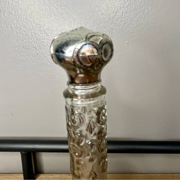 Vintage Avon perfume bottle. Could use a cleaning! - Picture 7 of 16